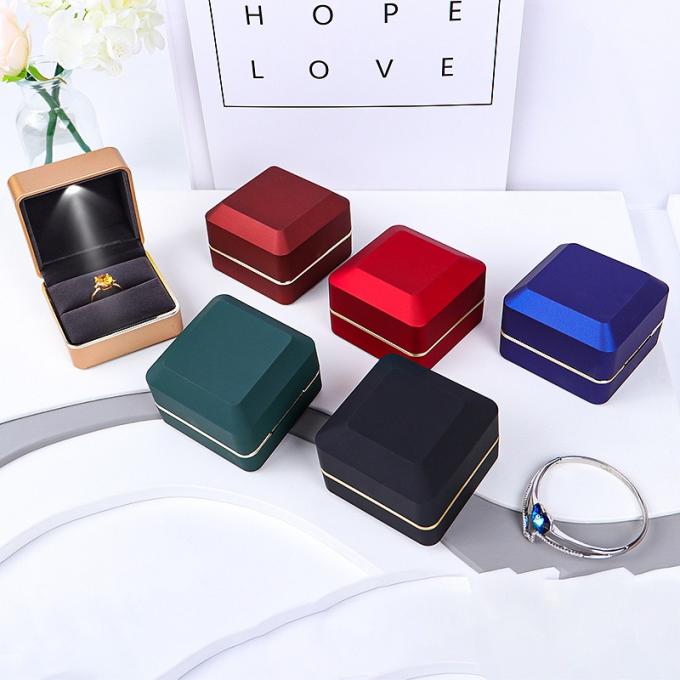 The new leather surface with lamp luminous ring box jewelry box spot pendant necklace box manufacturer 2